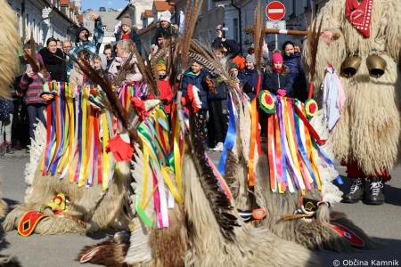 Kamnik so obiskali koranti iz Zamušanov pri Ptuju in v mestno jedro privabili nepregledno množico, željno ogleda tradicionalne pustne šege (59)